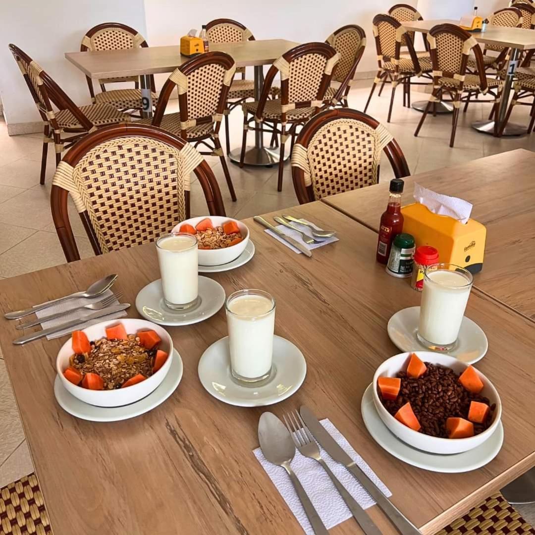 Zahira Hotel Melgar Buitenkant foto